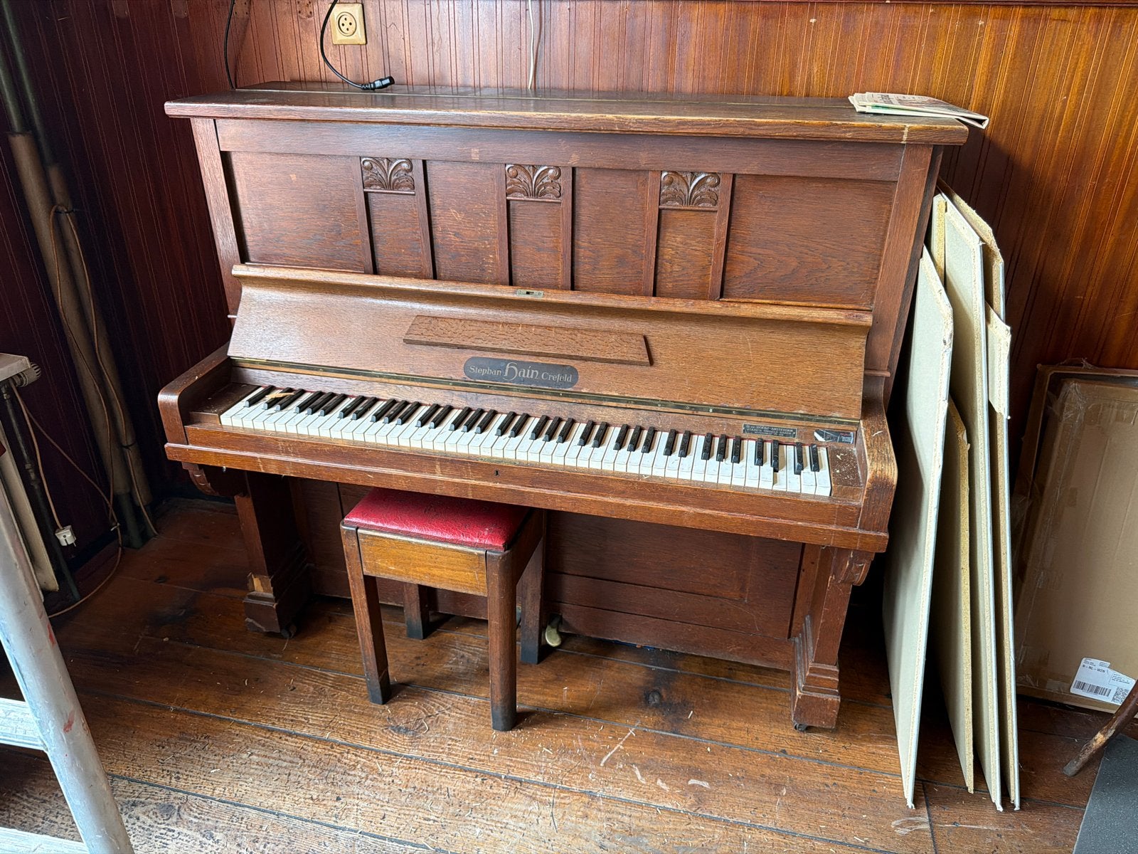 Antieke houten piano met krukje, Ophalen, Gebruikt, Bruin, Piano