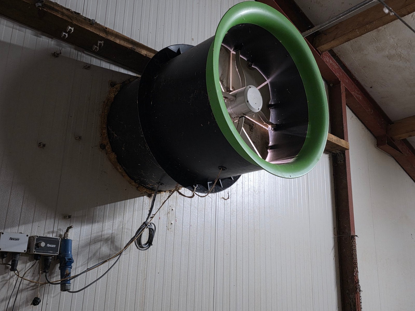 Inbouw ventilators voor grote ruimtes. Bijvoorbeeld stallen, Ophalen of Verzenden