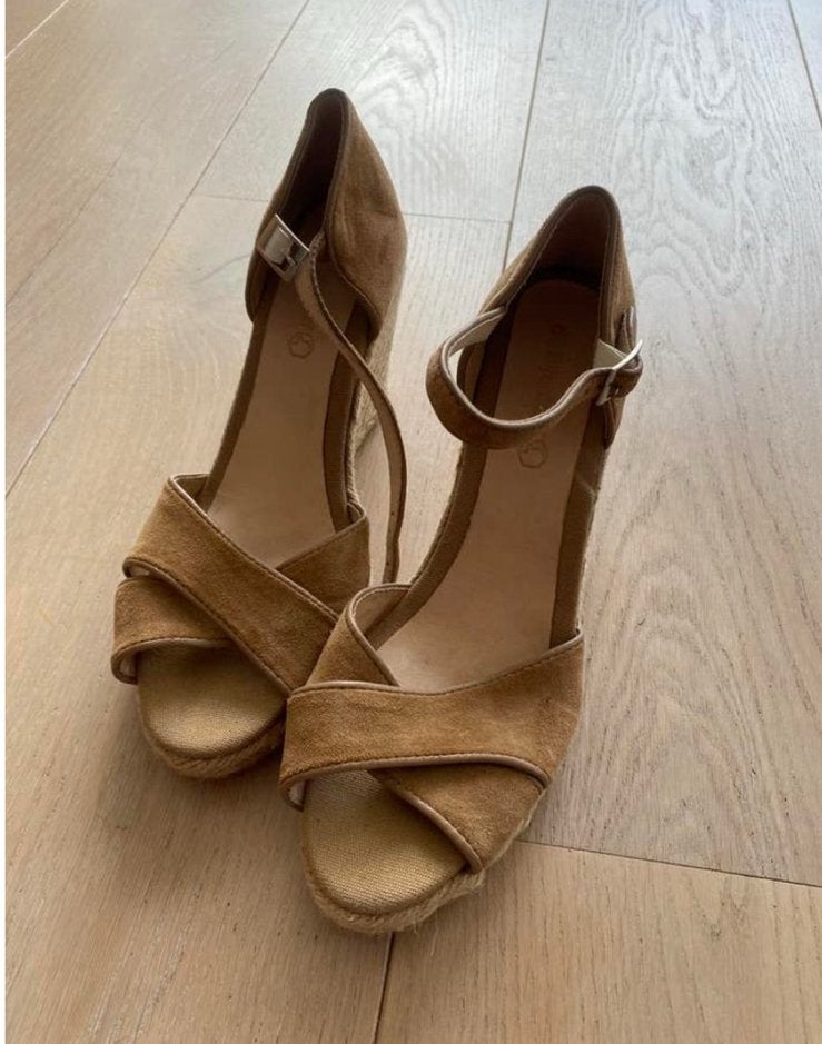 Bijenkorf 41 sleehak, Bruin, Zo goed als nieuw, Sandalen of Muiltjes, Ophalen of Verzenden