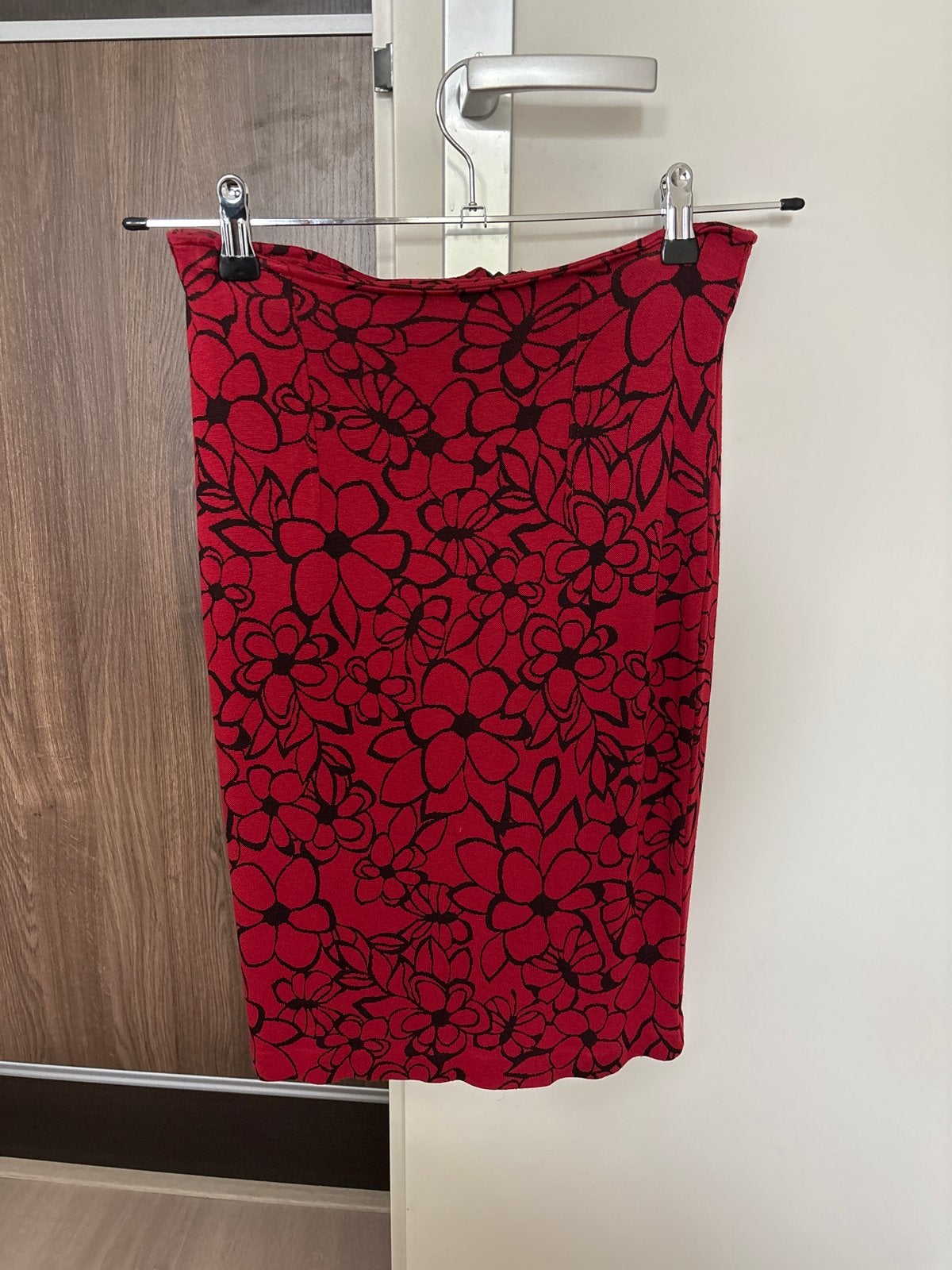 Rode rok met bloemenprint, Kleding | Dames, Ophalen, Zo goed als nieuw, Maat 36 (S), Boven de knie