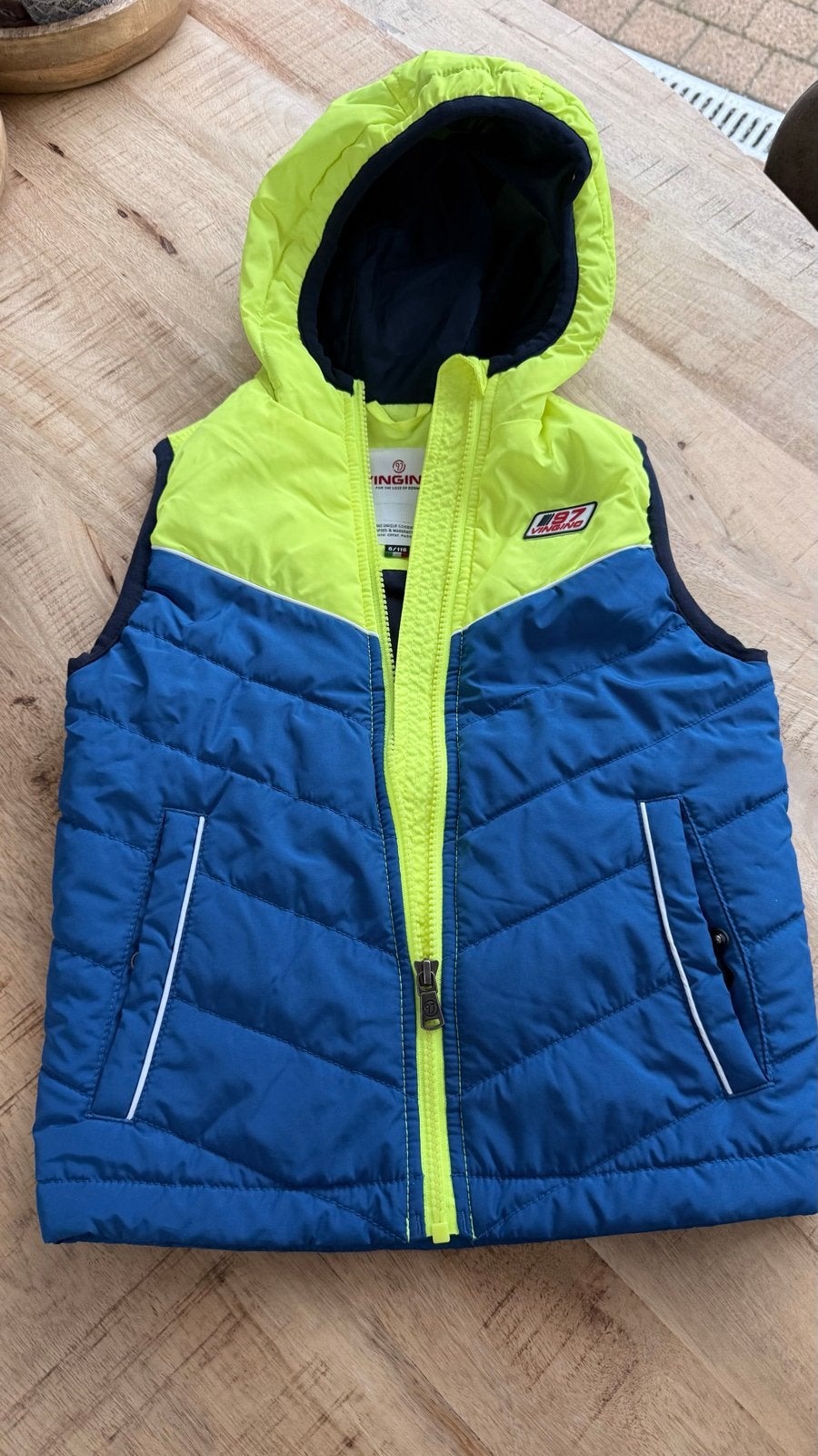 Vingino Bodywarmer Jongen Maat 116 Blauw/Neon Geel, Ophalen, Zo goed als nieuw, Jongen, Jas