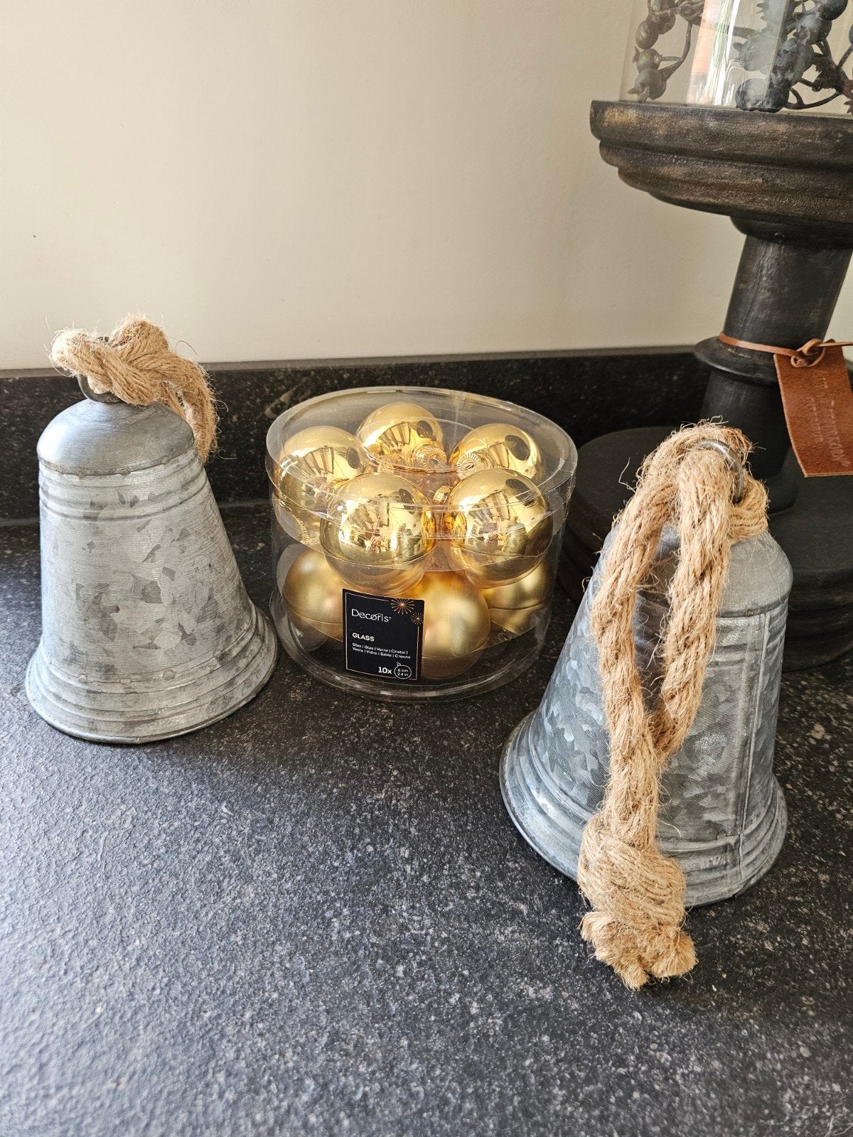 Kerstballen goud Nieuw plus 2 grote zinken kerstbellen, Ophalen, Nieuw