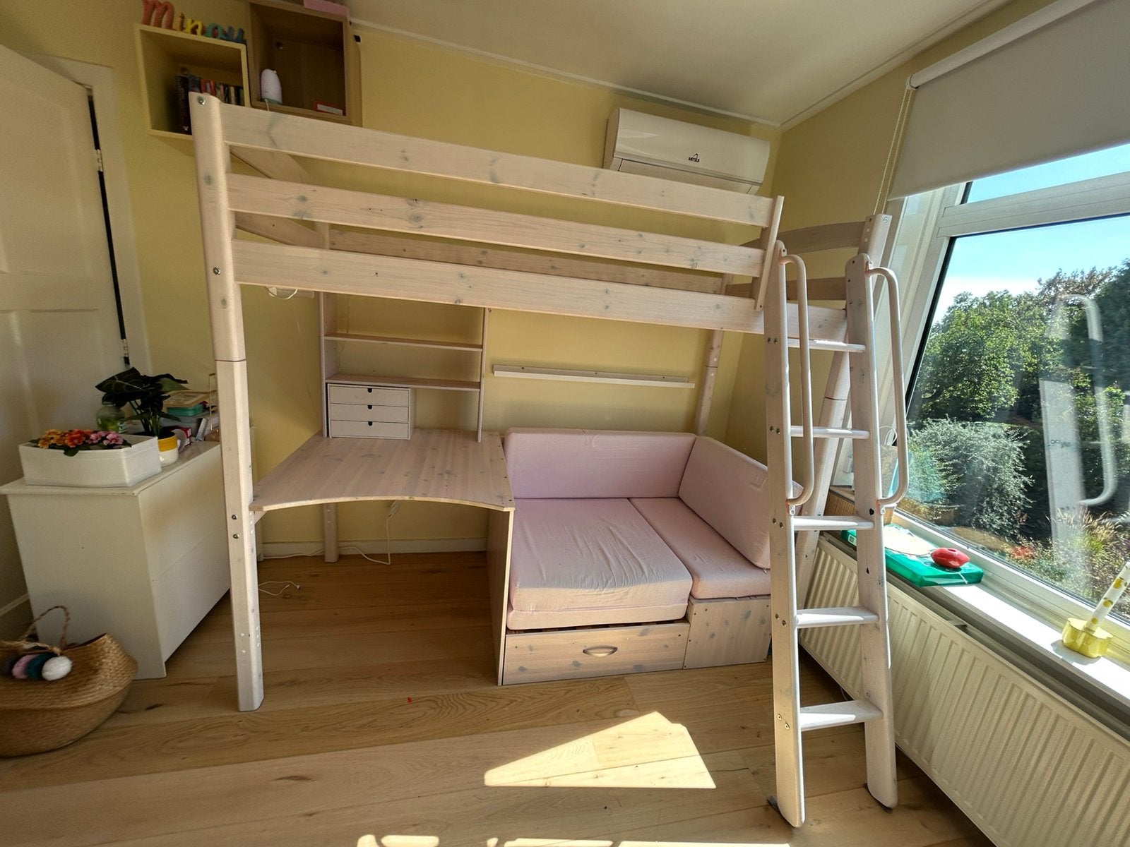 Gezellige hoogslaper (Thuka) en bureau, slaapbank en chillen, Ophalen, 85 tot 100 cm, Zo goed als nieuw, Hoogslaper of Stapelbed
