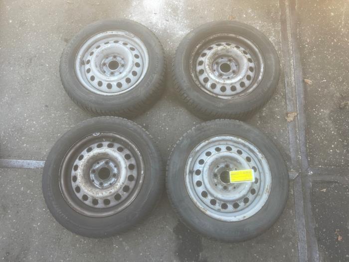 Velgen set + banden van een Volkswagen Caddy, Gebruikt, -, Verzenden, -