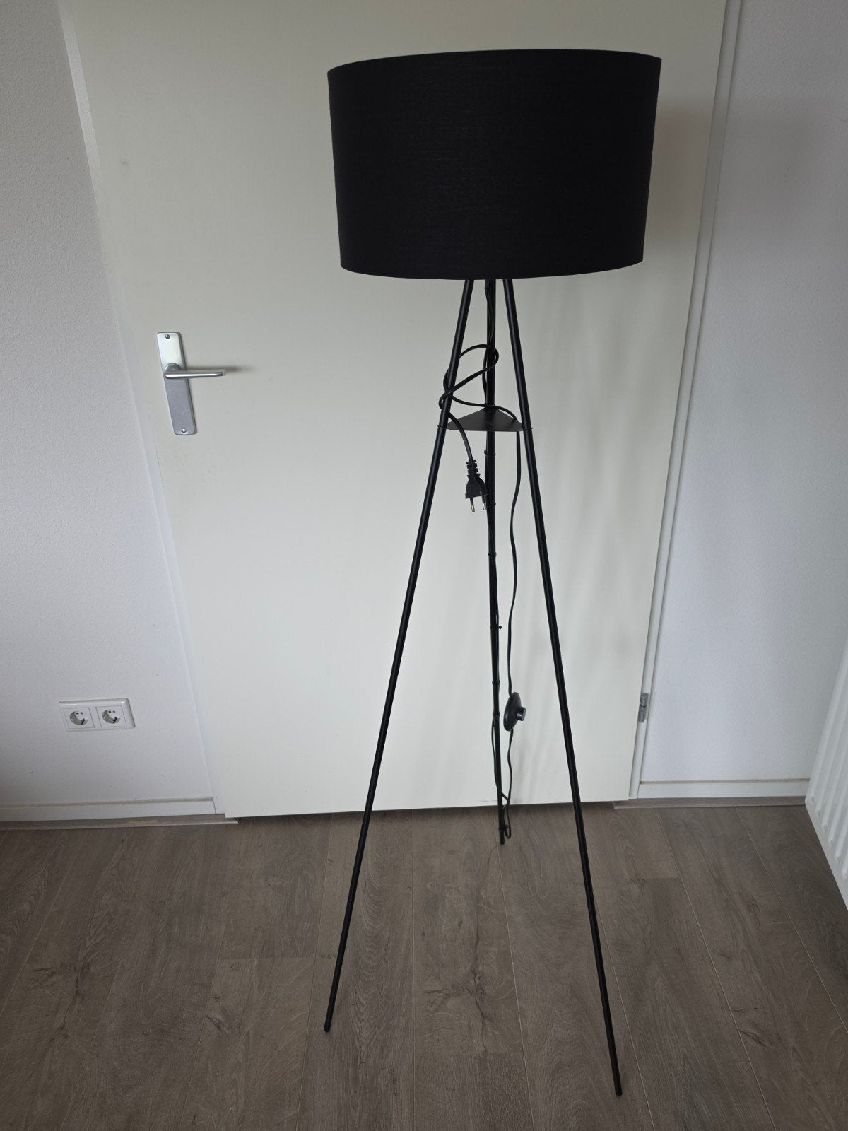 Moderne vloerlamp met zwarte kap en driepoot onderstel, Huis en Inrichting, Lampen | Vloerlampen, Ophalen, Modern, Industrieel