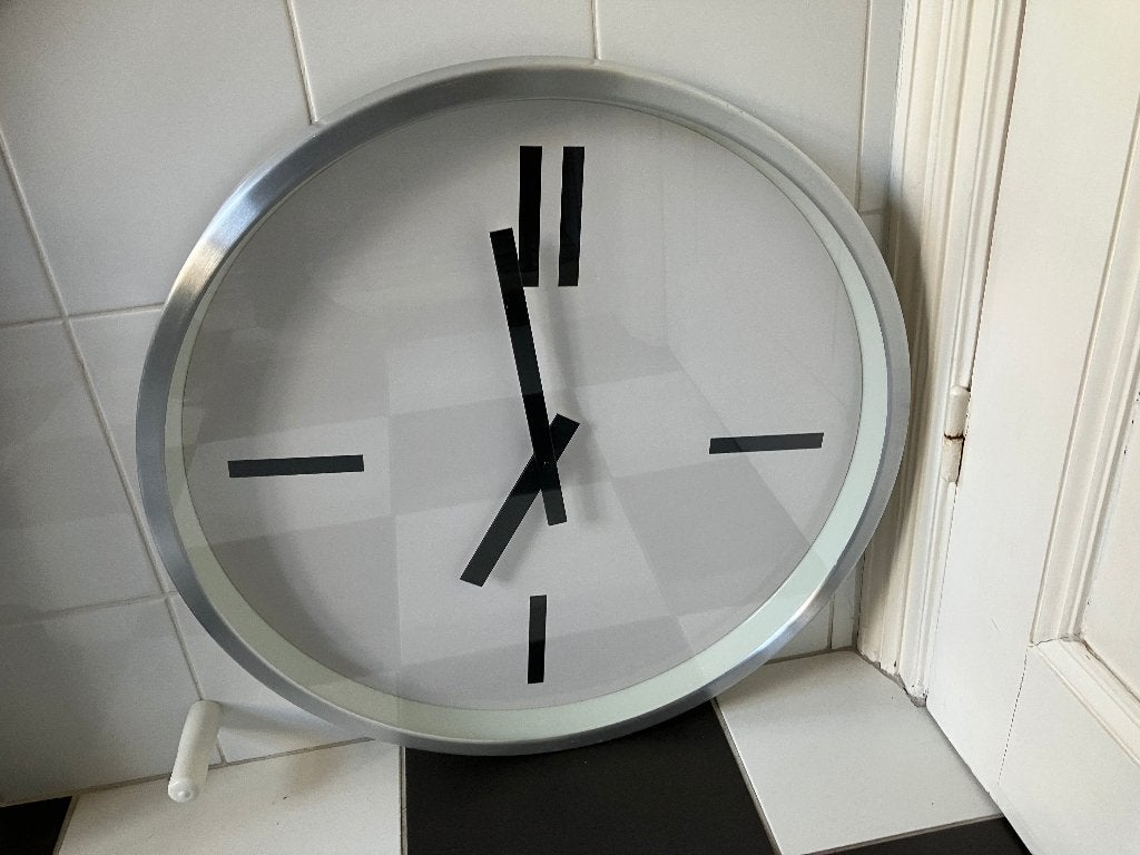 Grote klok wandklok loopt perfect - 60 cm - Lees+zie foto’s, Huis en Inrichting, Woonaccessoires | Klokken, Wandklok, IKEA, Stil uurwerk