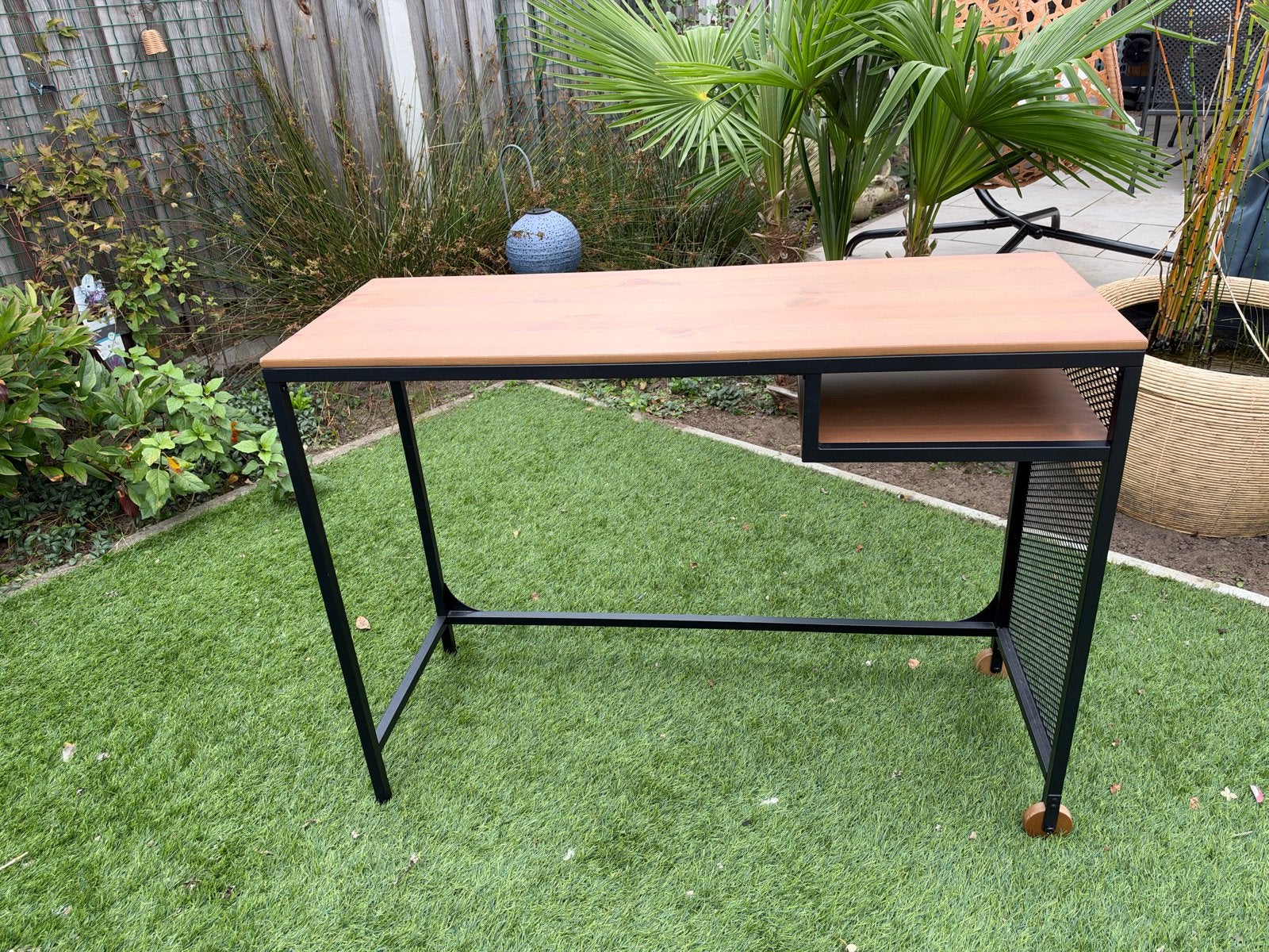 Modern bureau met houten blad en metalen frame, Ophalen, 36 cm, Hout, Bruin