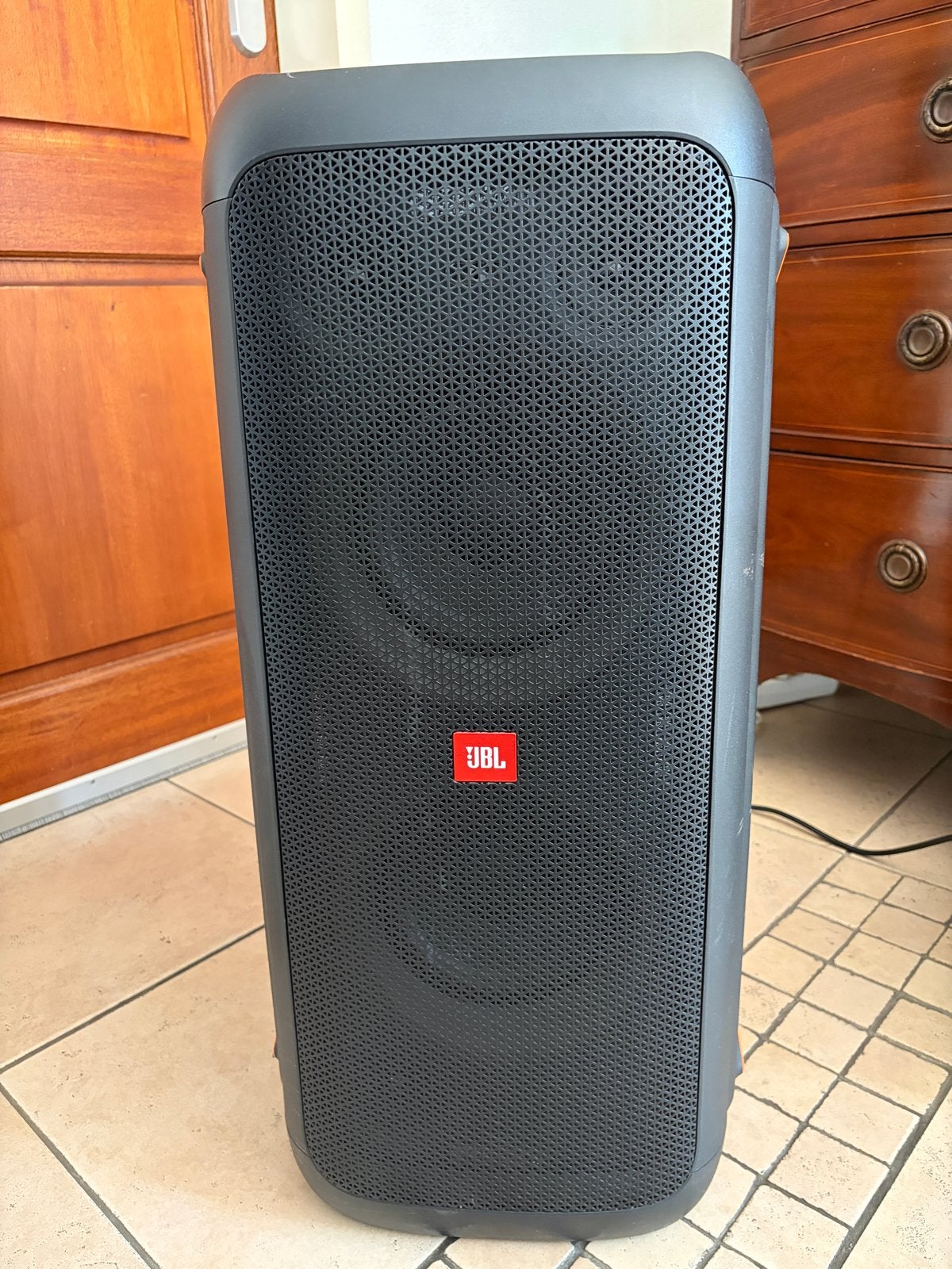 JBL PartyBox 300 - Krachtige Party Speaker met Lichteffecten, JBL, Party speaker, Zo goed als nieuw, AUX-ingang