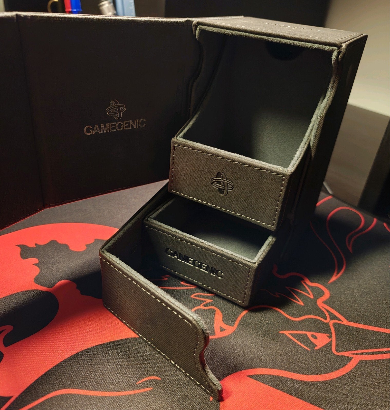 GameGenic Deckbox Watchtower XL - Grijs, Ophalen of Verzenden, Zo goed als nieuw