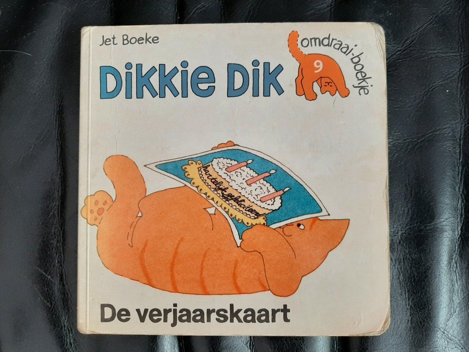 Dikkie Dik: De verjaarskaart / Schrikken (omdraai-boekje), Boeken, Kinderboeken | Baby's en Peuters, Ophalen of Verzenden, Gelezen