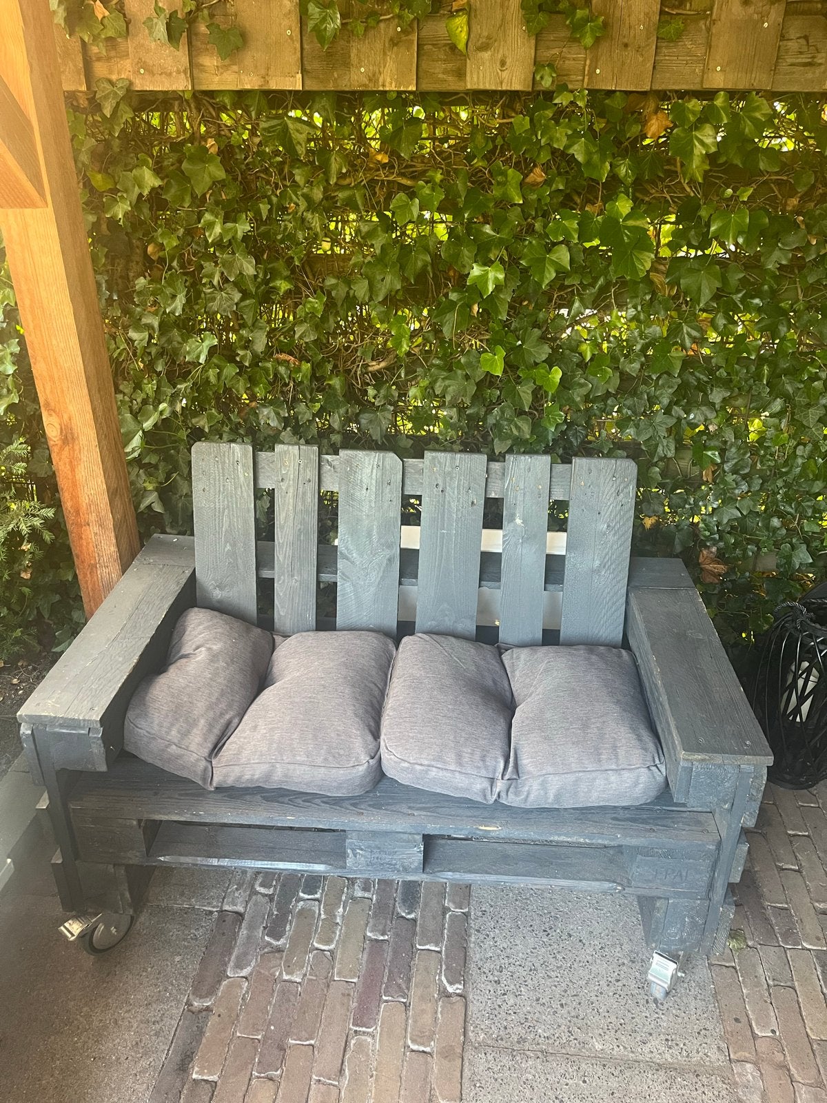 Palletbank met kussens en wieltjes, Ophalen, Gebruikt, Hout