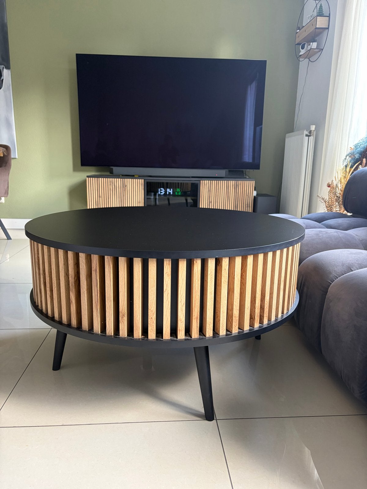 Ronde salontafel met lamellen, zwart en eiken, Ophalen, 50 tot 100 cm, Zo goed als nieuw, 5 – 50