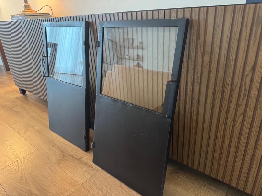 2 zware metalen deurtjes met glas GRATIS, Huis en Inrichting, Kasten | Overige, Ophalen, Gebruikt
