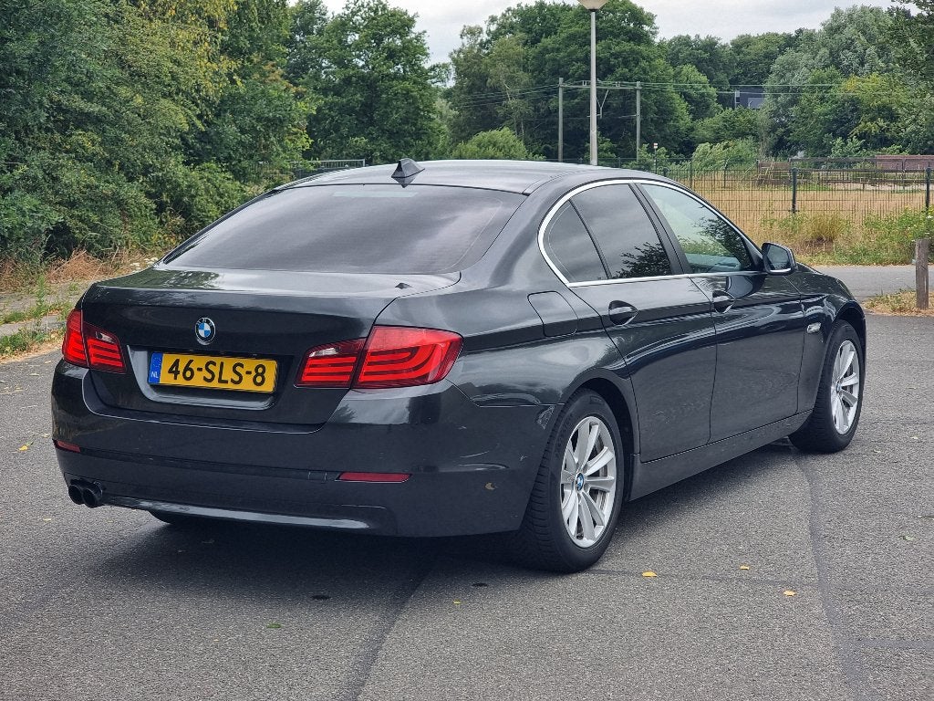 BMW 5-Serie 520i 184pk Aut. 2011 Grijs, Auto's, BMW, Euro 5, Stof, Zwart, 4 cilinders