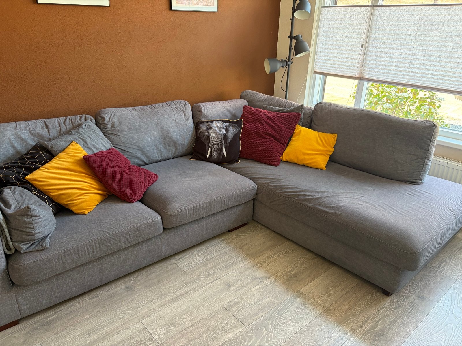 Grijze hoekbank met chaise longue (bevestiging kapot), Huis en Inrichting, Banken | Bankstellen, Ophalen, 250 tot 300 cm, Gebruikt