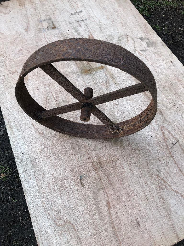 oud ijzeren engelse handploeg wiel voor decoratie of een hek, Ophalen of Verzenden