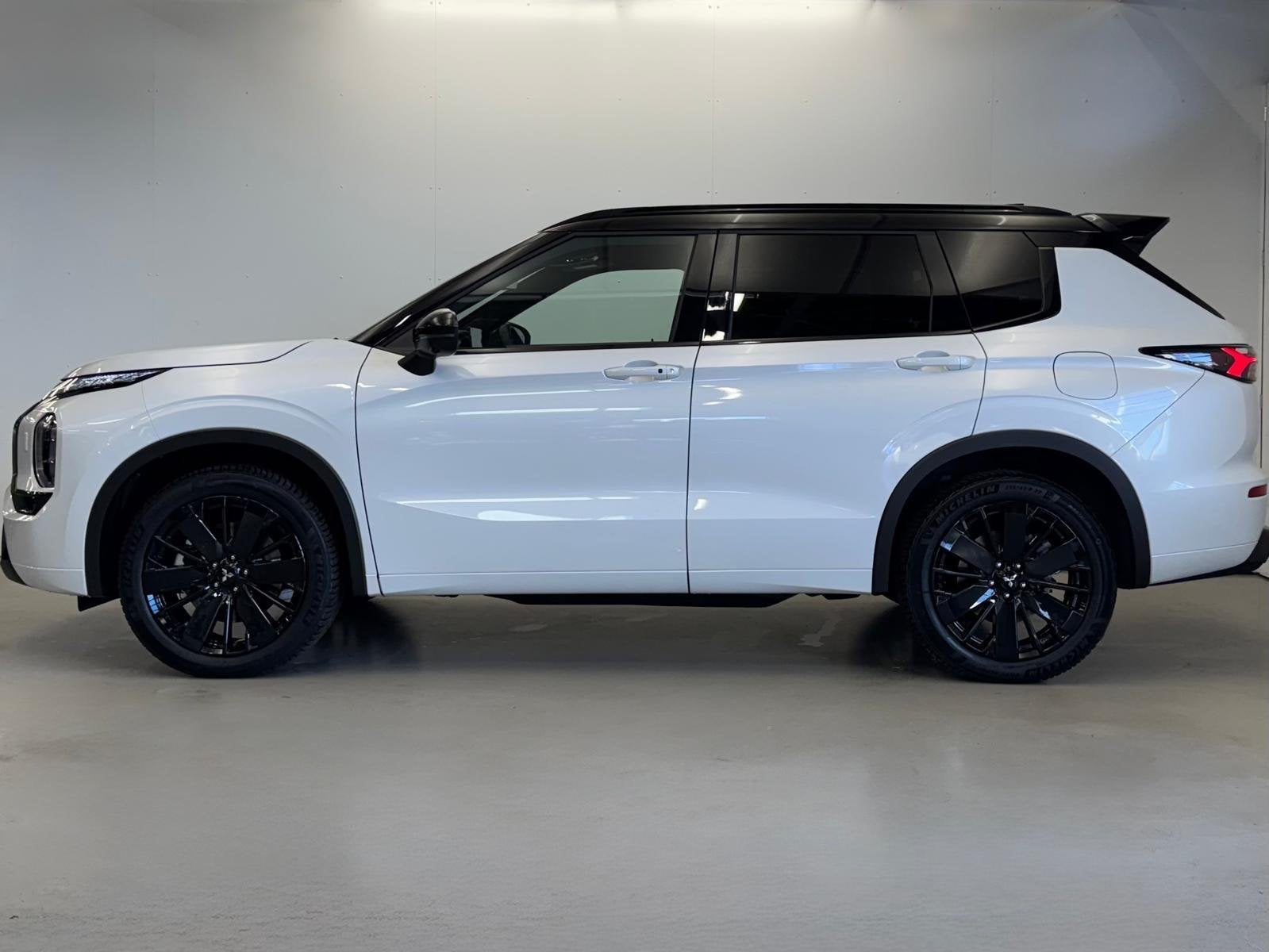 Mitsubishi Outlander 2.4 PHEV Instyle+ Black Edition | Actie, Auto's, Automaat, 136 pk, Outlander, 4 cilinders