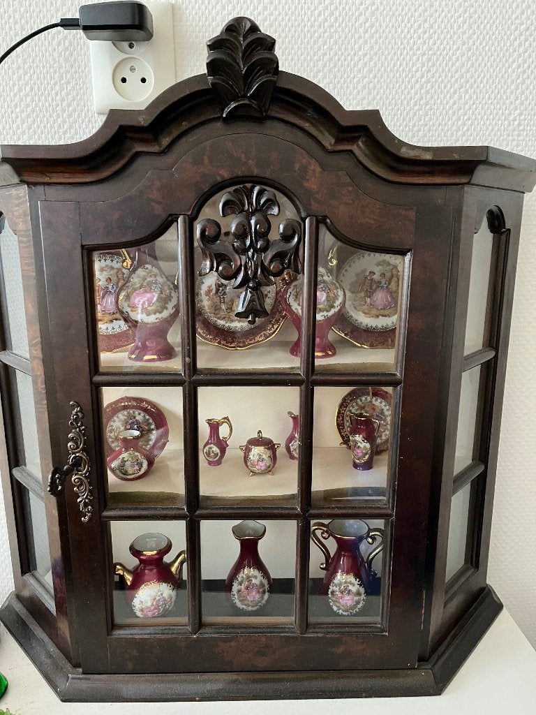 Barok wandkastje met mini servies, Ophalen