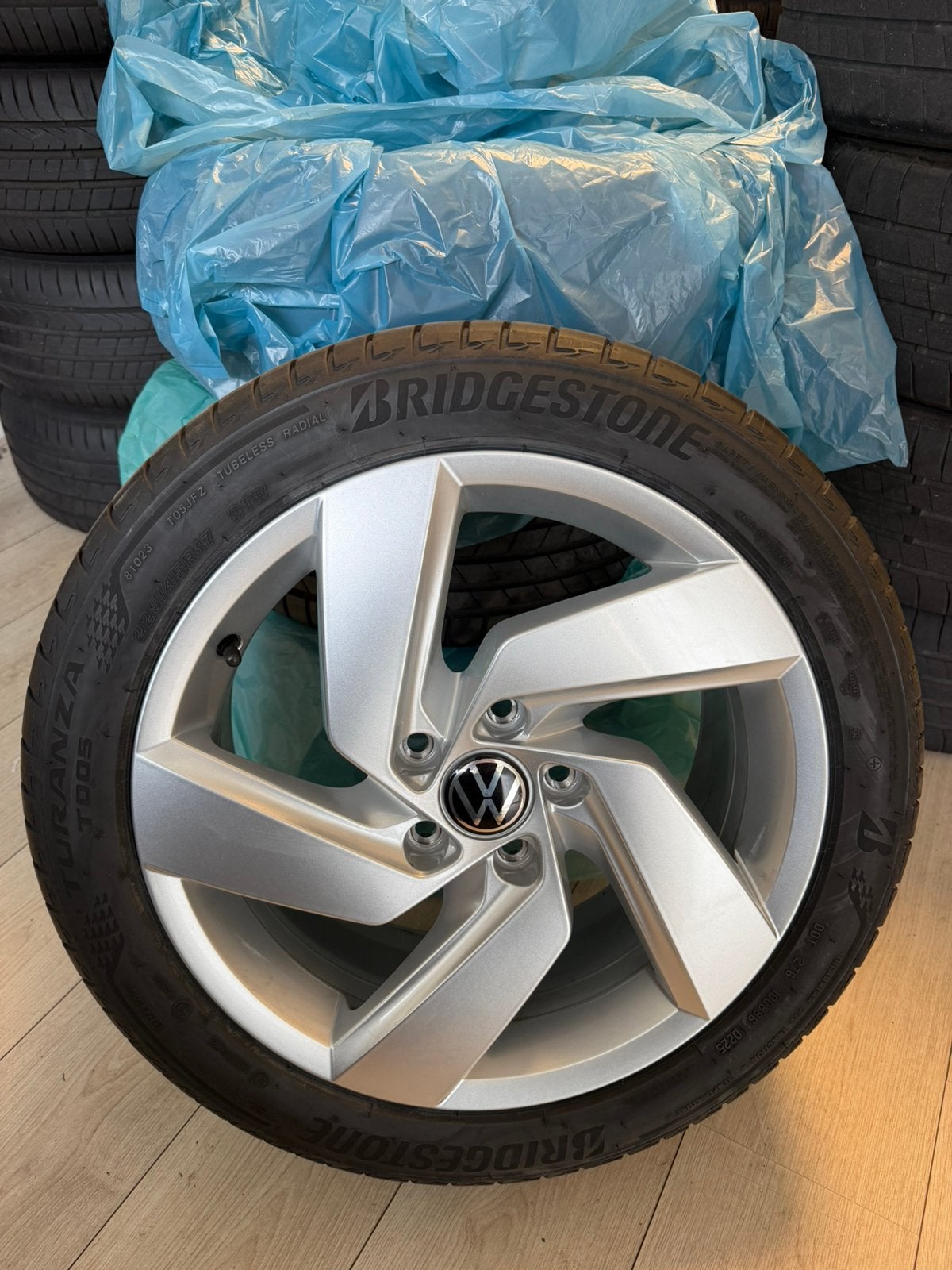 Originele VW lichtmetalen velgen Richmond met zomerbanden, Auto-onderdelen, Banden en Velgen, Ophalen, Gebruikt, Banden en Velgen