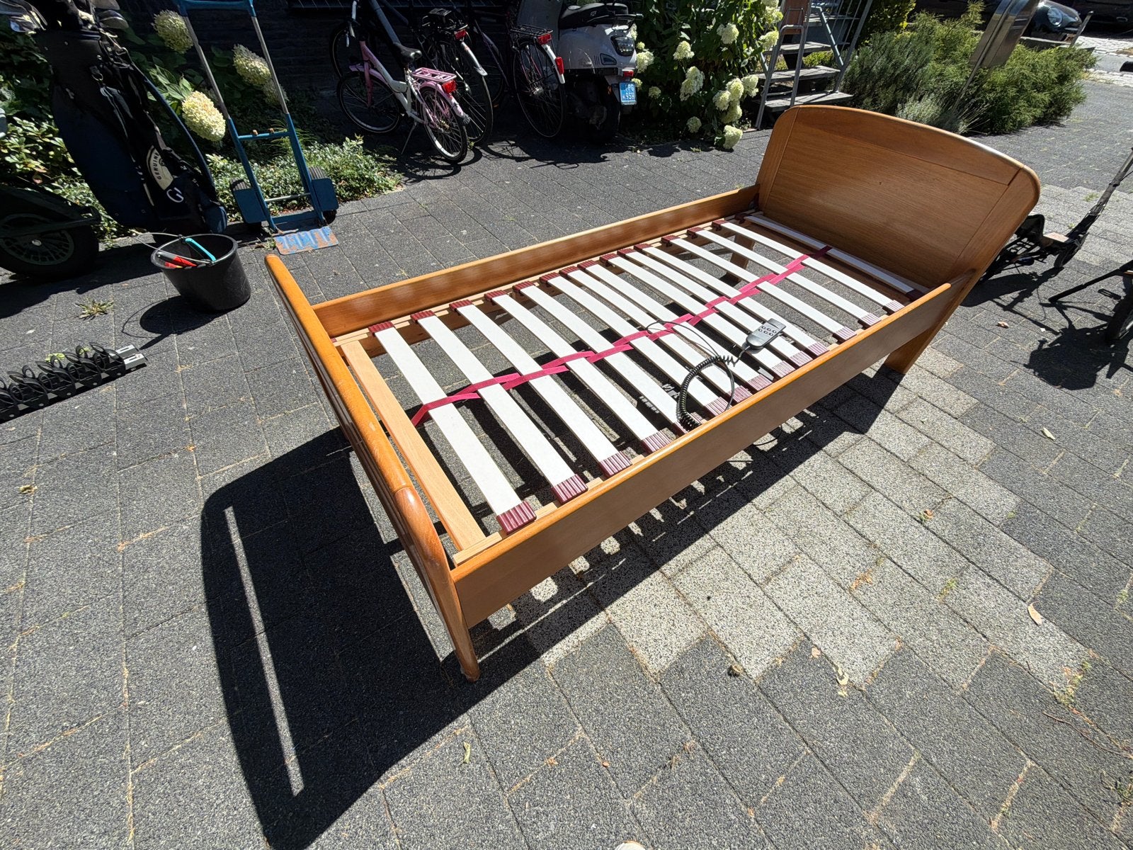 Gratis: Eenpersoonsbed van hout met verstelbare lattenbodem, Ophalen, 90 cm, Eenpersoons, Bruin