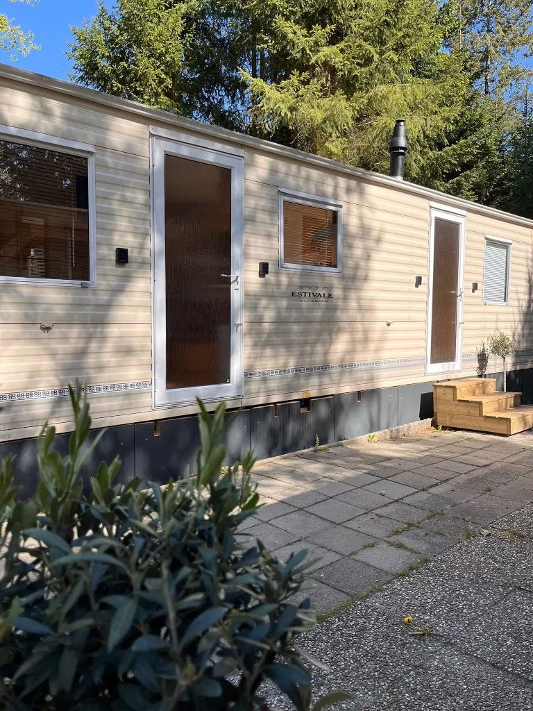 Recreatiechalet te huur in bosrijke omgeving in Drenthe, Vakantie, Internet, In bos, 2 slaapkamers, Recreatiepark