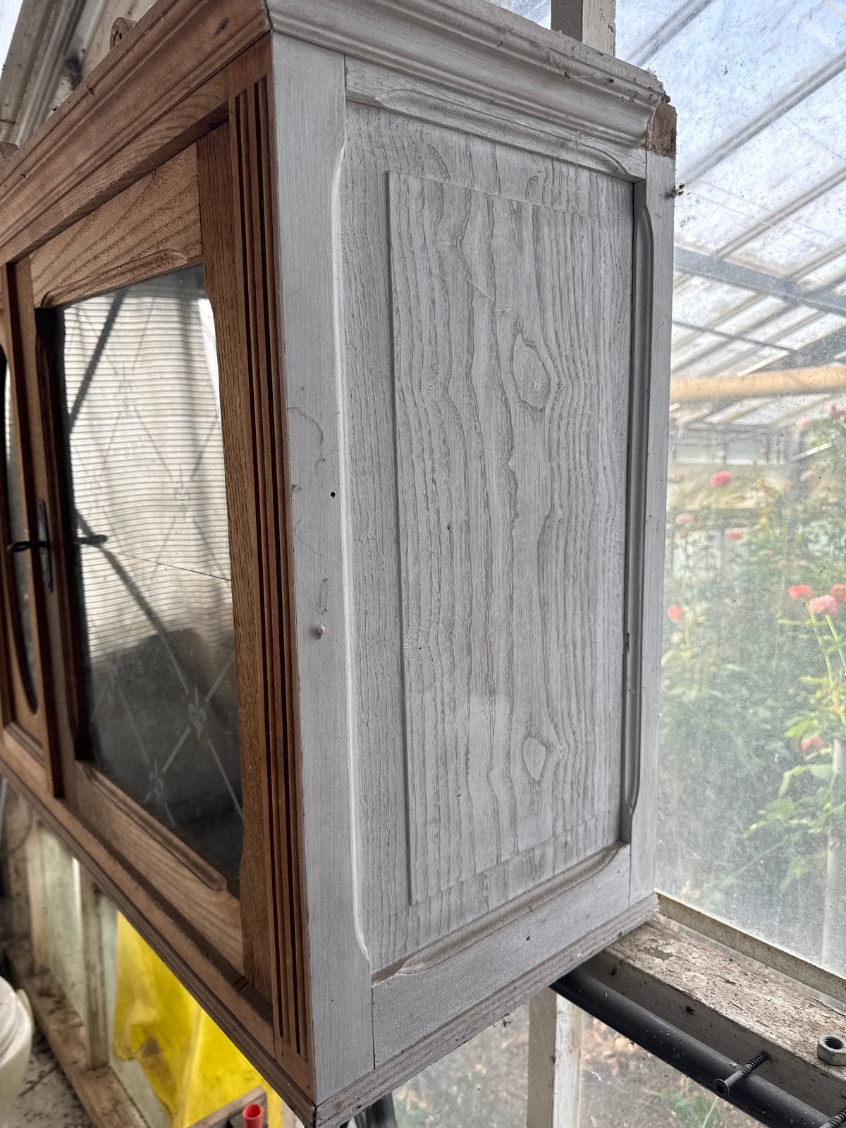 Foto 4 van Antieke houten wandkast met glas-in-lood deuren