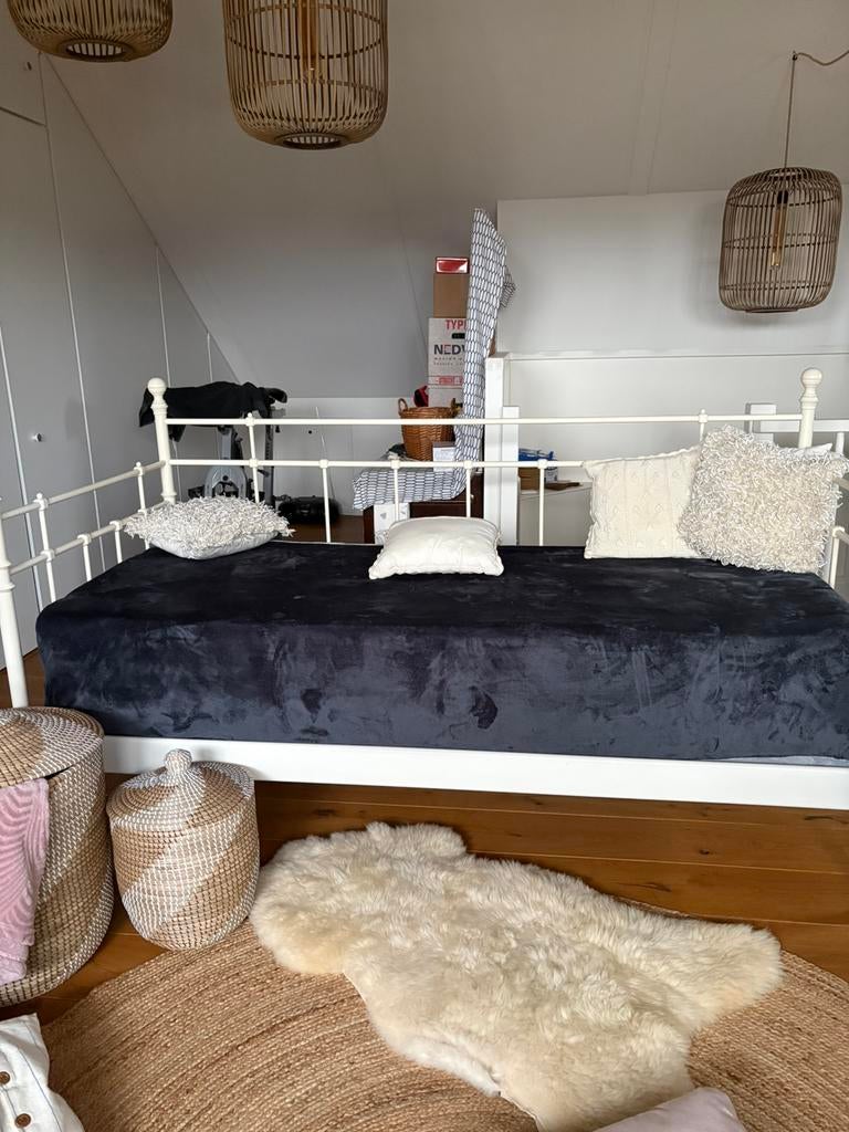 Mooi bed/ bank, Huis en Inrichting, Slaapkamer | Bedden, Zo goed als nieuw, Eenpersoons, 90 cm, 200 cm, Metaal, Wit, Ophalen