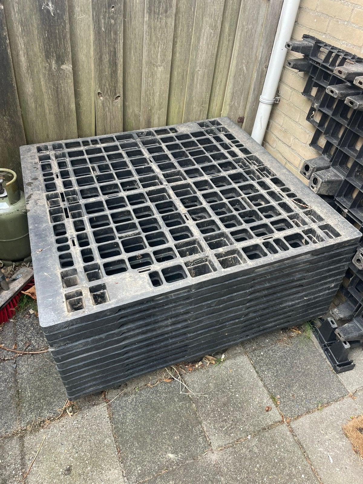 Kunstof pallets 110 x 110 cm, 12 stuks, Tuin en Terras, Ophalen, Zo goed als nieuw, Kunststof