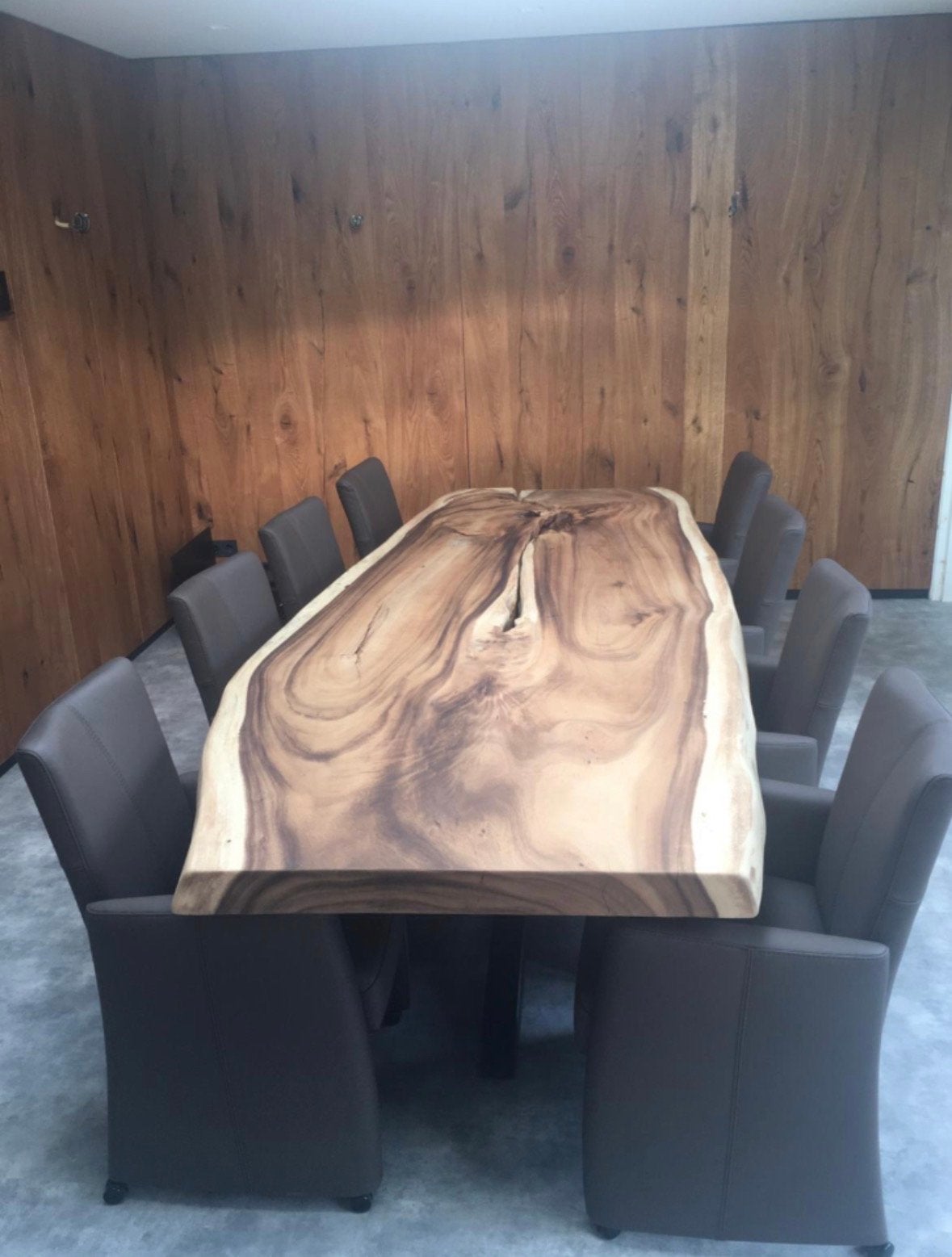Massief houten boomstamtafel met 8 verstelbare leren stoelen, Gebruikt, 200 cm of meer, Vijf personen of meer, Rechthoekig