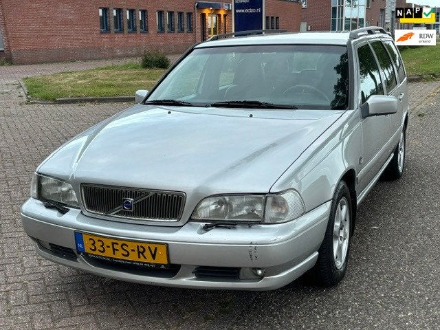 Volvo V70 2.4 Europa Automaat ECC Audio-CD/MP3 Elect. pakket, Auto's, Gebruikt, Zwart, 2435 cc, 1600 kg