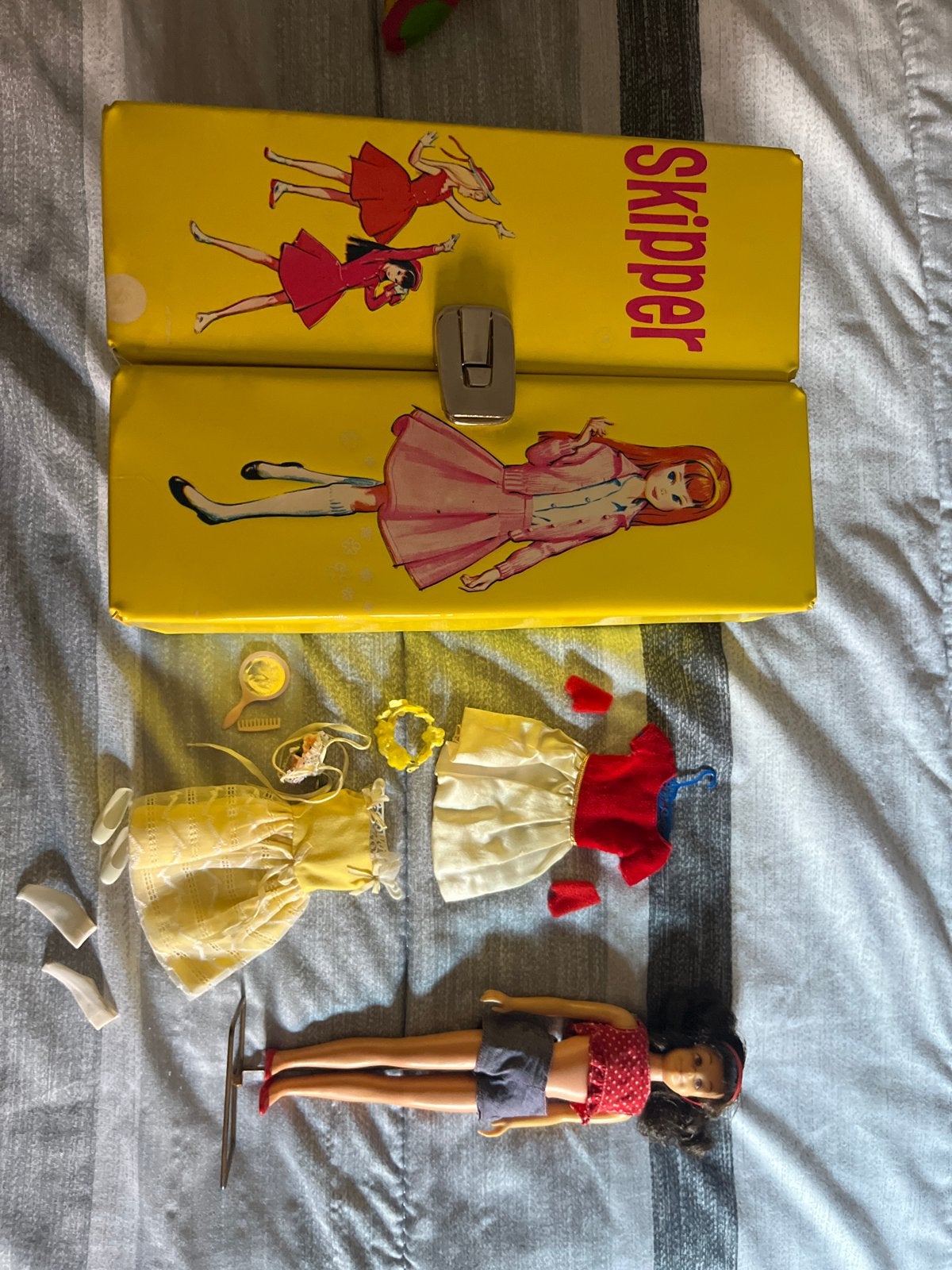 Vintage Skipper Barbie met koffer en kleding, Antiek en Kunst, Ophalen of Verzenden