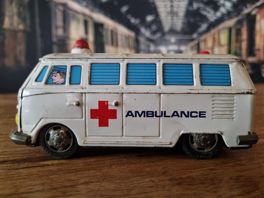 Vintage blikken ambulance speelgoedauto, Verzamelen, Ophalen of Verzenden, Gebruikt