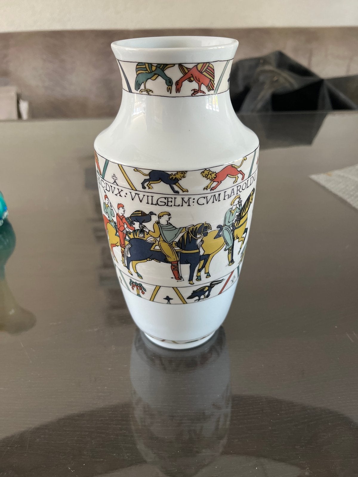 Limoges Porseleinen Vaas met Bayeux Tapijt Decoratie, Ophalen of Verzenden