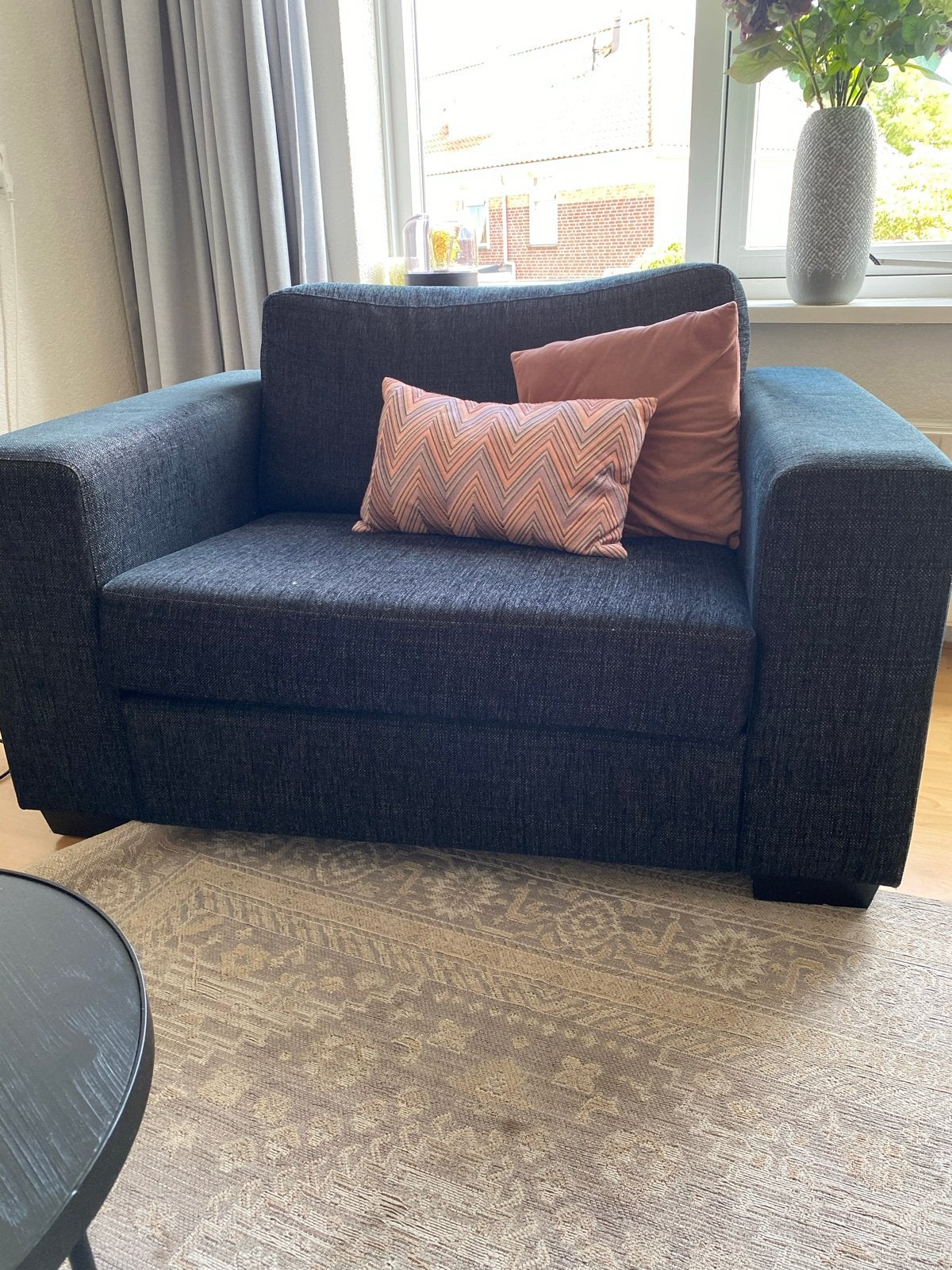 Zwarte loveseat - Zo goed als nieuw, Huis en Inrichting, Fauteuils, Ophalen, Zo goed als nieuw, Stof, 75 tot 100 cm