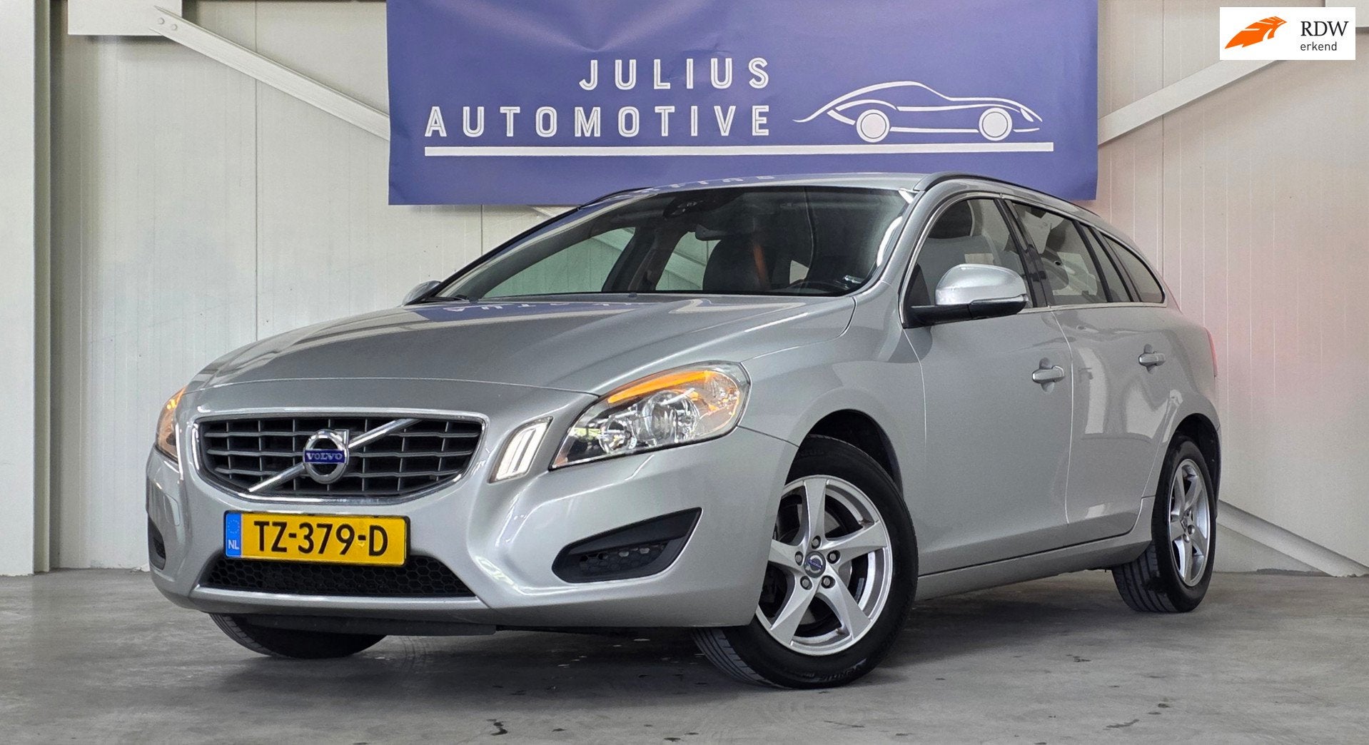 Volvo V60 1.6 T3 Momentum Volledig Onderhouden Trekhaak Leer, Auto's, Voorwielaandrijving, Gebruikt, Zwart, 4 cilinders