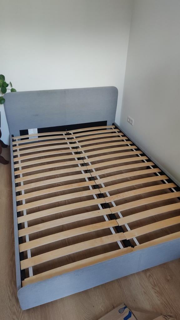 Ikea Slattum gestoffeerd bed 140x200 cm, Huis en Inrichting, Slaapkamer | Bedden, Gebruikt, Tweepersoons, 140 cm, Stof, Grijs
