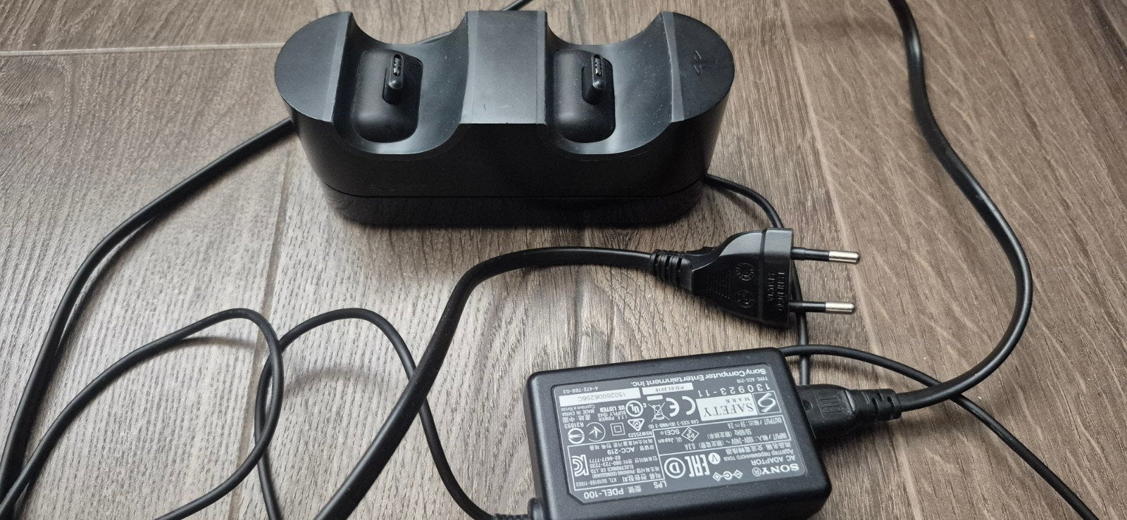 Sony PlayStation 4 DualShock Oplaadstation met Adapter, Spelcomputers en Games, Spelcomputers | Sony PlayStation Consoles | Accessoires