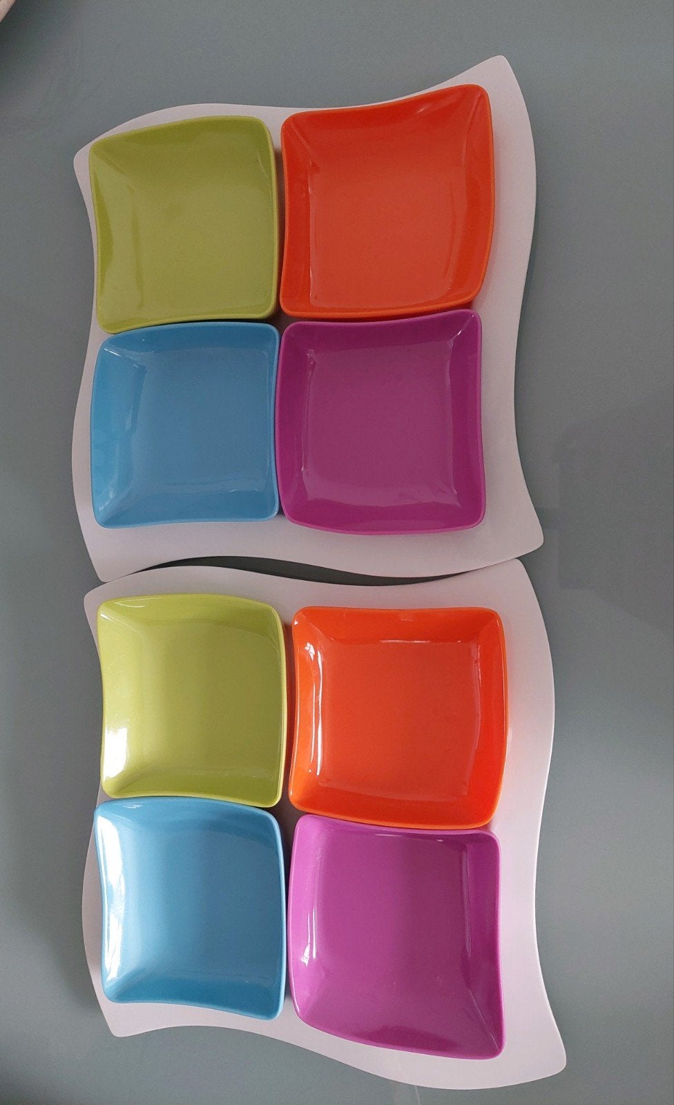 Twee witte wave borden met 8 gekleurde wave schaaltjes, Keramiek, Ophalen of Verzenden, Modern, Schaal of Schalen
