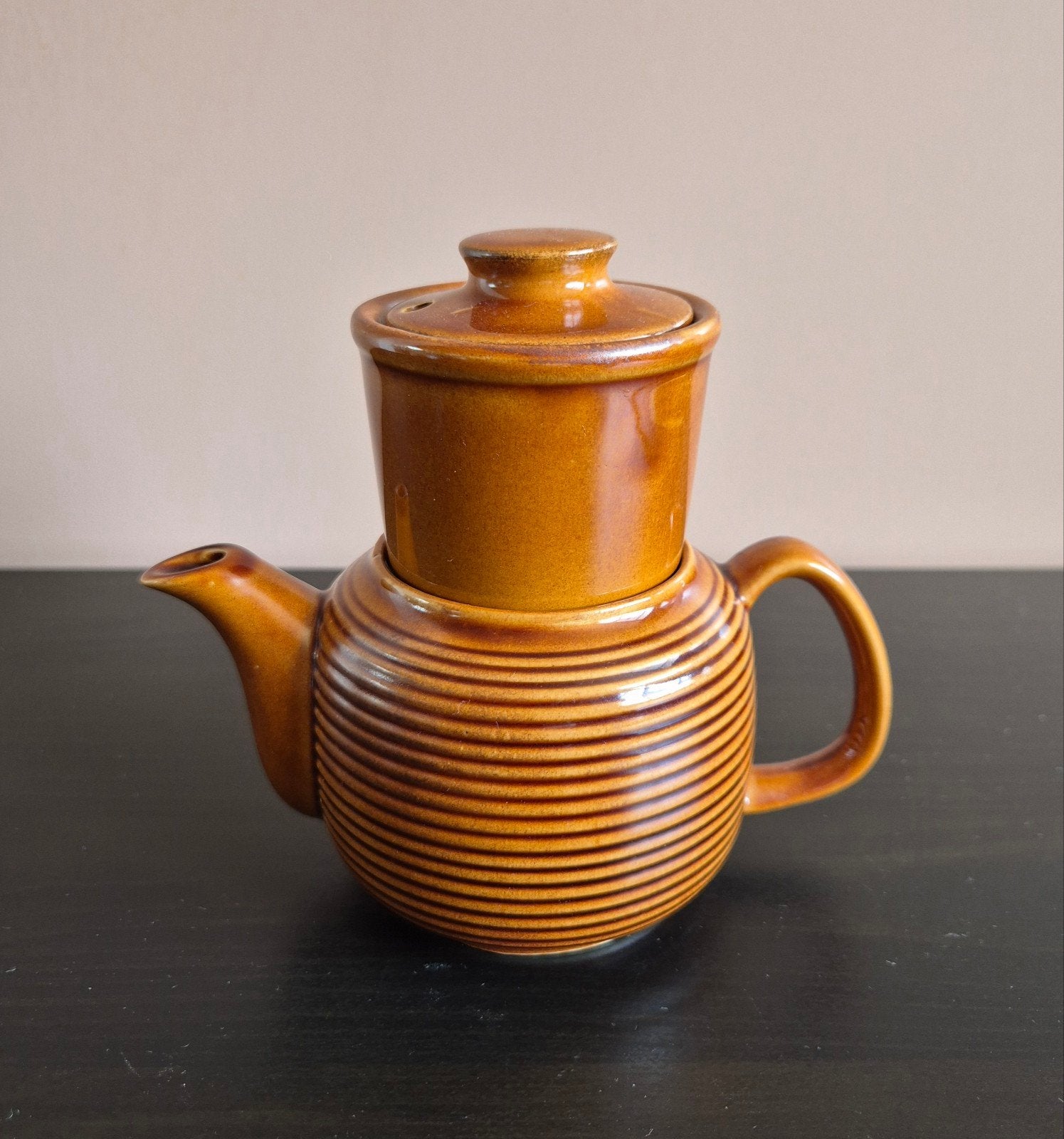 Vintage Bruine Keramische Theepot met Filter, Antiek en Kunst, Ophalen of Verzenden