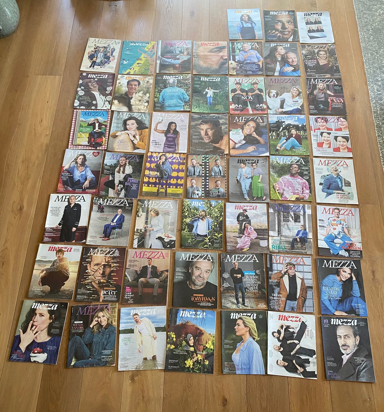 52x Mezza magazines 2025 (19) en 2026 (33), Ophalen, Gelezen, Krant