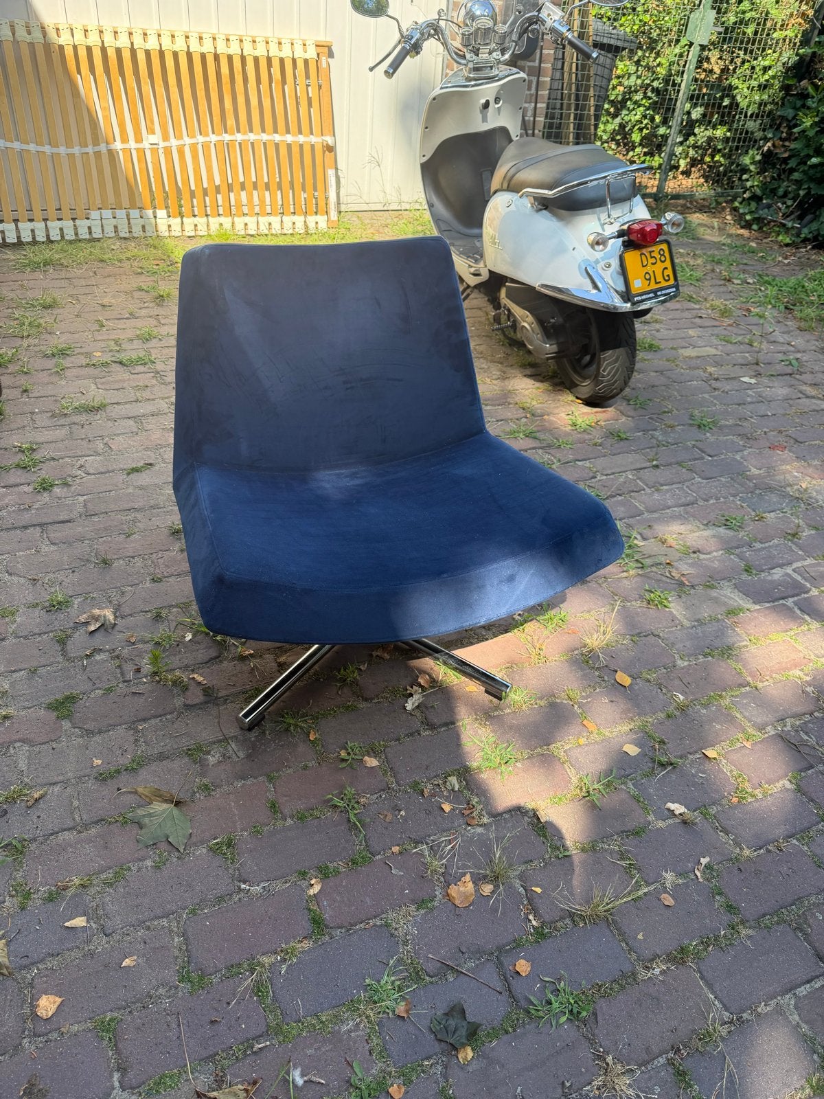 Comfortabele blauwe fluwelen fauteuil met draaivoet, Ophalen, Blauw, Zo goed als nieuw, Eén