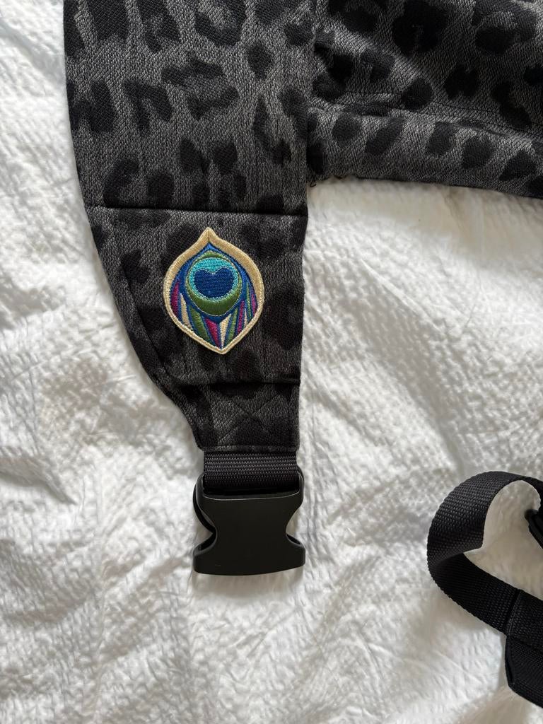 Artipoppe Zeitgeist Leopard draagzak, Zo goed als nieuw, Buik, Rug of Zij, Draagzak, Ophalen