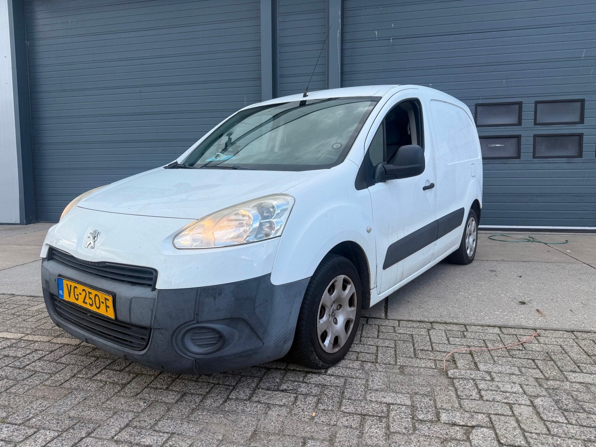 Peugeot Partner 120 1.6 e-HDI L1 XT Profit +, Auto's, Euro 5, Stof, Gebruikt, Zwart