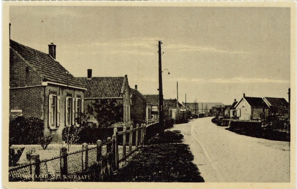 Goudswaard – Nieuwstraat., Verzamelen, Ansichtkaarten | Nederland, Ophalen of Verzenden, 1940 tot 1960, Ongelopen, Zuid-Holland