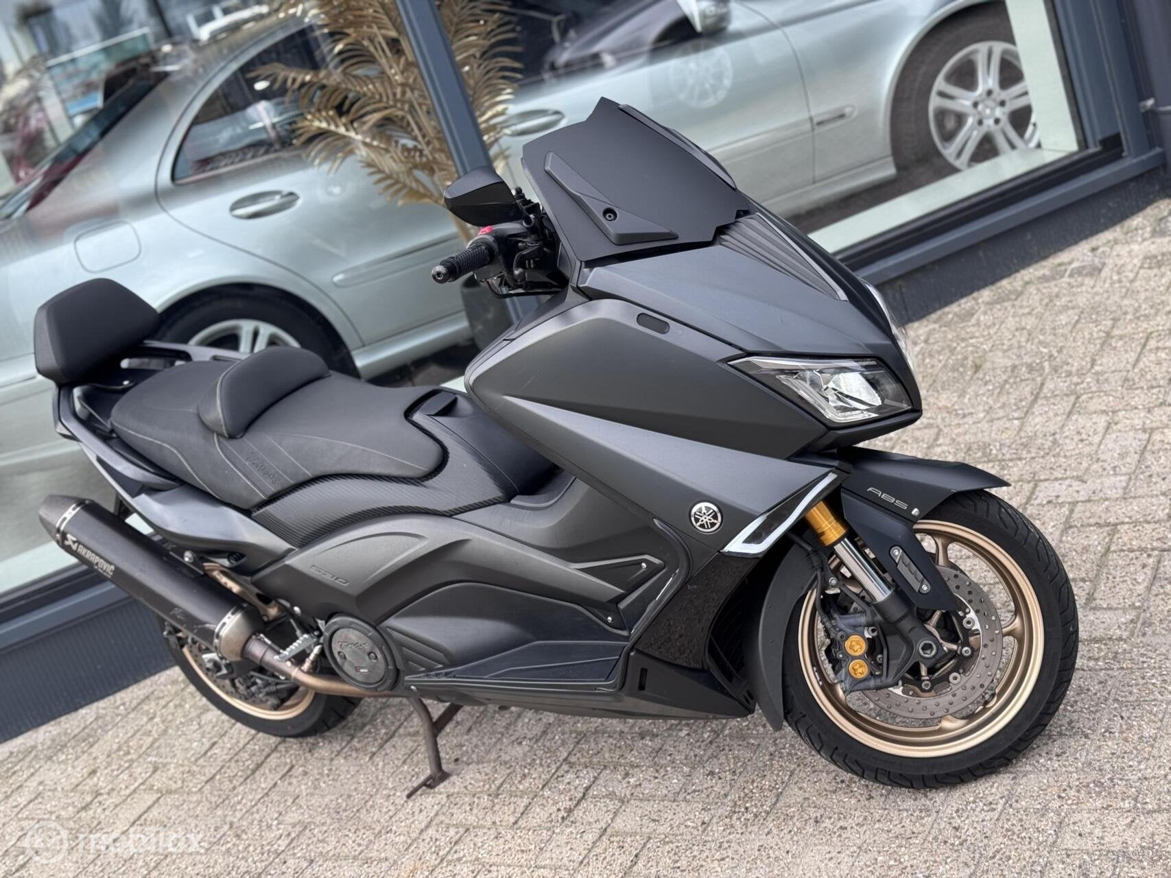 Yamaha 530 TMAX Iron Max ABS - Akrapovic - Mat -, Automaat, ABS, 12 t/m 35 kW, Scooter