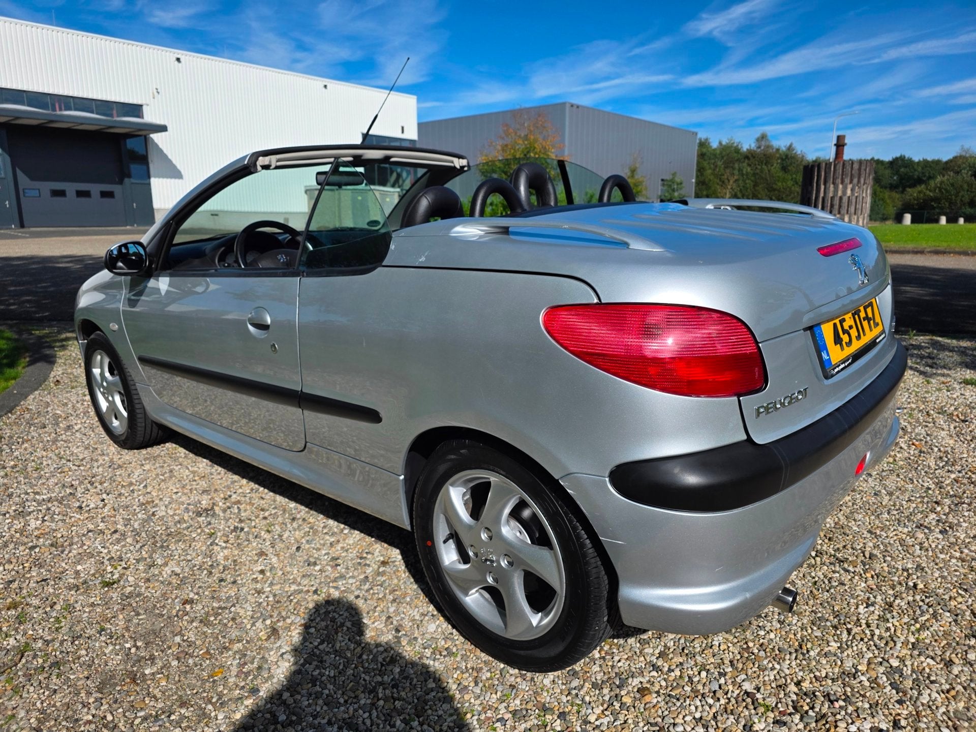 Peugeot 206 CC 1.6-16V LEER *apk:09-2027*, Auto's, Voorwielaandrijving, Elektrische ramen, Gebruikt, Zwart