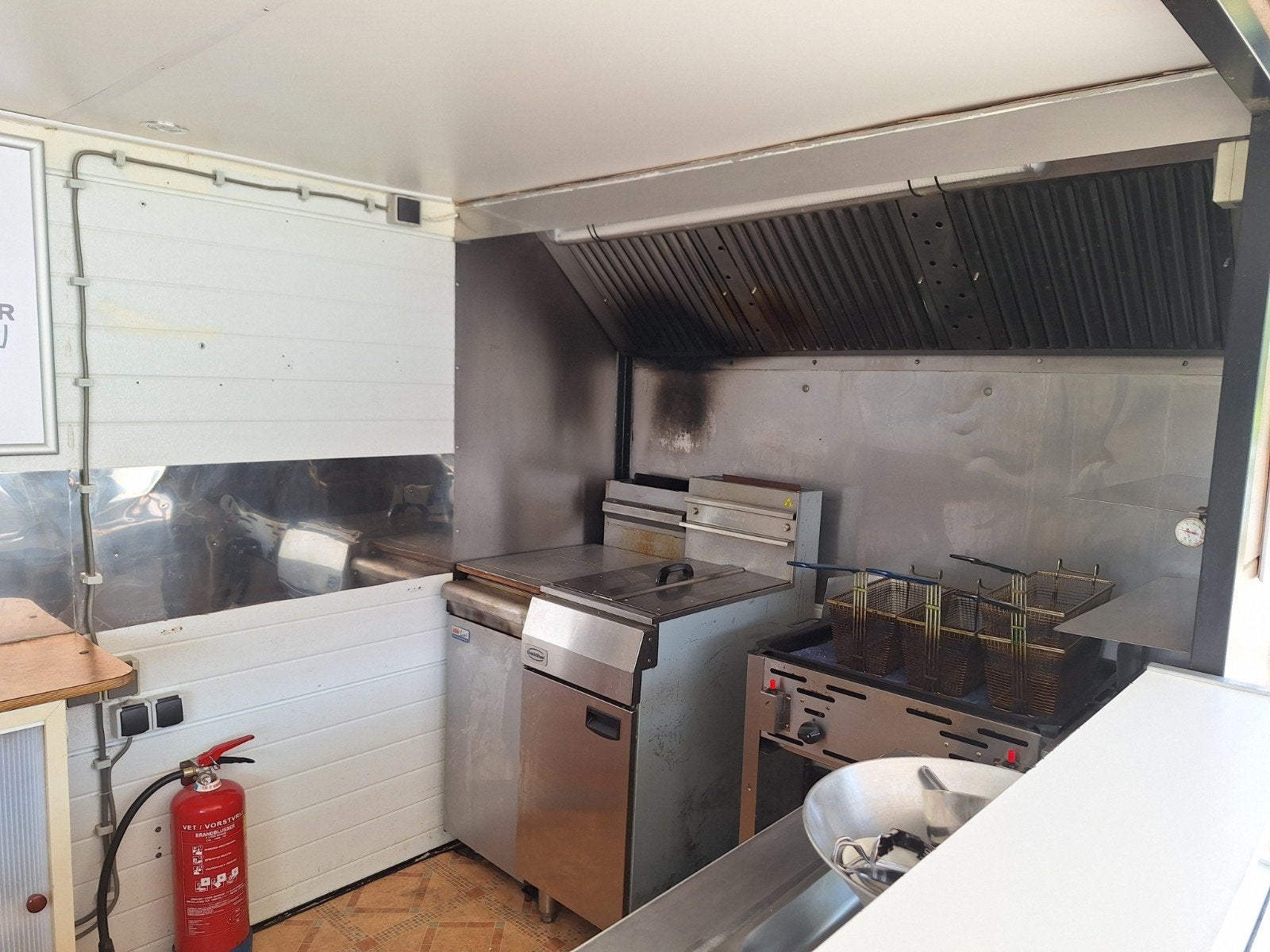 Foto 4 van Foodwagon Frietwagen voor friet snacks en Hamburgers bakken