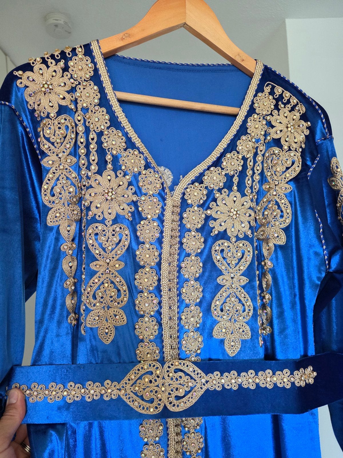 Mooie blauwe kaftan met goud borduurwerk - Maat L, Kleding | Dames, Jurken, Ophalen of Verzenden, Gedragen, Maat 42/44 (L), Blauw