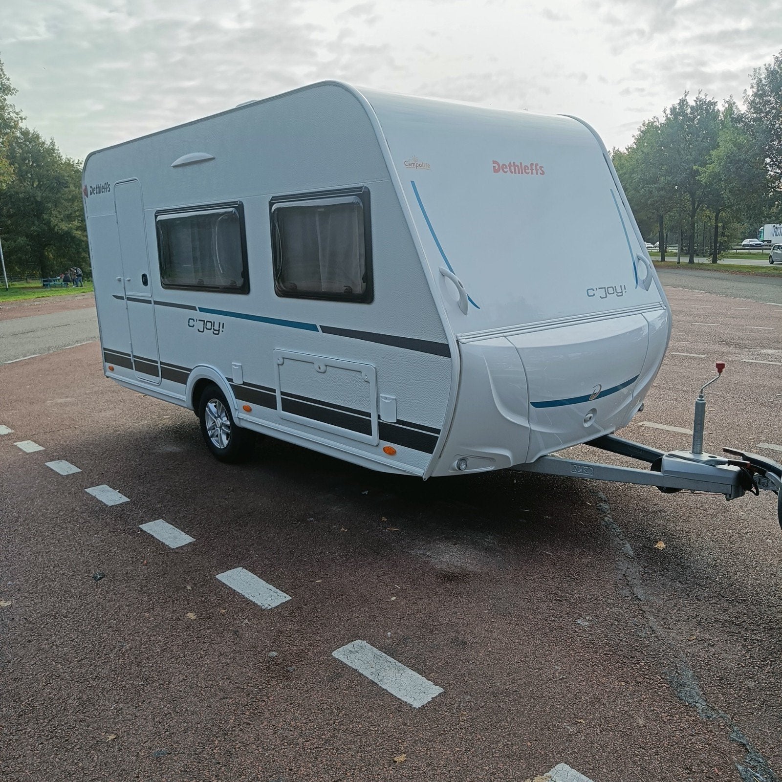 Dethleffs 420 bj '22 +MOVER+UNICO VOORTENT.ECHT ALS NIEUW!, Caravans en Kamperen, Caravans, Dwarsbed, Bedrijf, Treinzit, 750 - 1000 kg