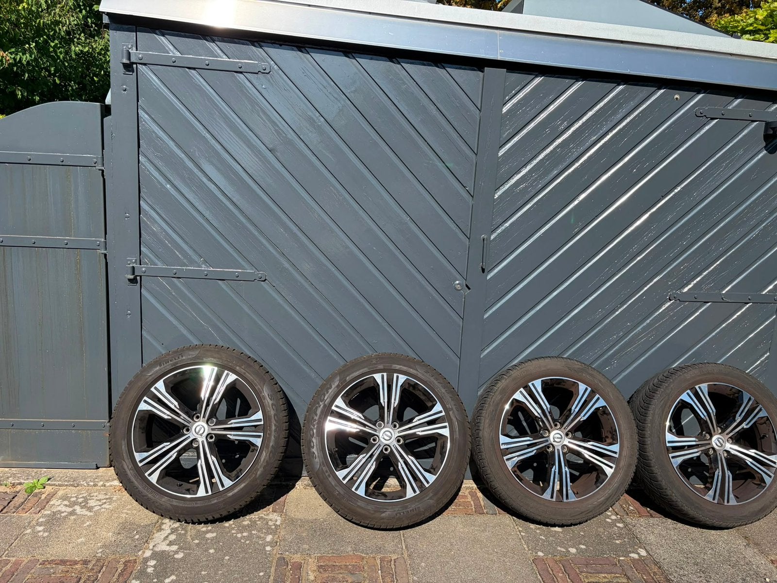 SLECHTS 1 SEIZOEN GEBRUIKTE VOLVO WINTERBANDEN SET, Auto-onderdelen, Banden en Velgen, Banden en Velgen, Winterbanden, 235 mm